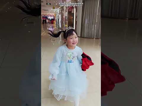 شاهدوا ماذا فعلتُ بعد ارتداء العباءة الخفية 🤯 #shorts