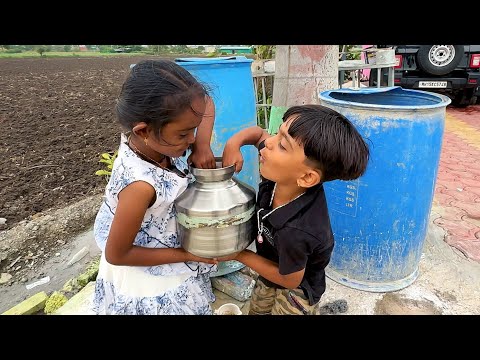 झाडांना पाणी घालून माऊली खूष झाला 🫢