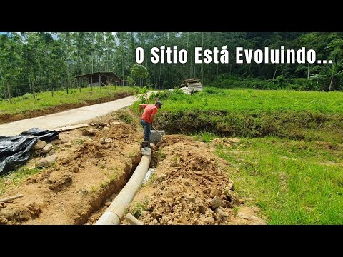 SÍTIO EVOLUINDO... DRENAGEM ÁGUA DA NASCENTE LEVEI PARA O LAGO DOS PEIXES