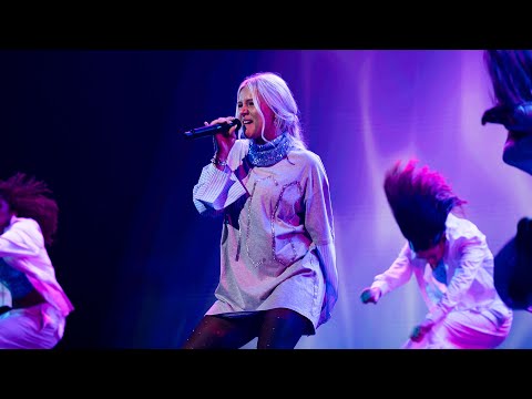 Nicolina Brandström sjunger “Deju Vu” av Olivia Rodrigo i Idolfinalen 2025.