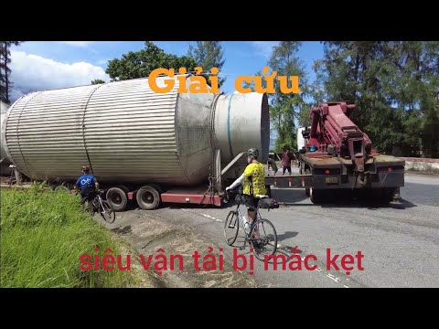 Giải cứu chiếc xe đầu kéo siêu trường trên đèo hải vân , xe tải , xe cơ giới , xe cẩu
