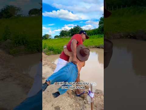 BIRÓ FLAGRA PILILIU COM SUA FILHA