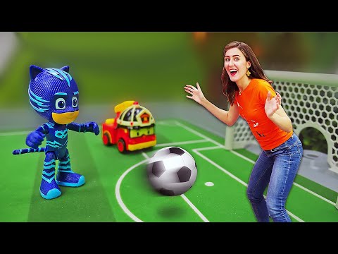 Los niños limpian el campo de fútbol. Las aventuras de los PJ Masks, Peppa Pig y sus amigos