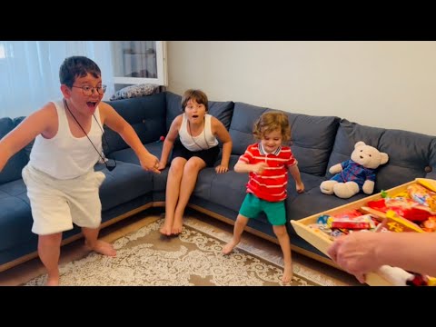 Bir tepsi dolusu sürprizi gören çocukların çılgın sevinci