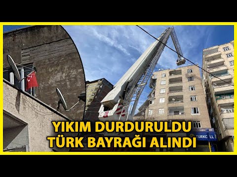 Hasarlı Bina Yıkımı, Çatıdaki Türk Bayrağı'nın Alınması için Durduruldu