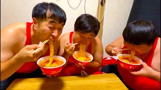エガちゃんねるの「激辛豚骨ラーメン」食うデブ