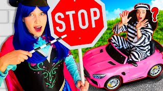 The naughty princess put the good princess in prison! Will they be able to be friends again?