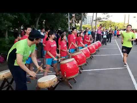 1051016文山國小為參加2016遠東新世紀經典馬拉松賽的七千八百位勇士擂上戰鼓助威實景！ - YouTube