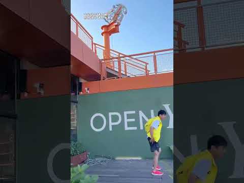 The delivery man helps the beauty pick up her bag! 😎! #Parkour Xiaofeng#still#shorts