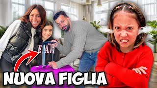 MAMMAGIULIA HA UNA NUOVA FIGLIA E SI CHIAMA CAROL, FIGLIACHIARA E' GELOSA E SI ARRABBIA !
