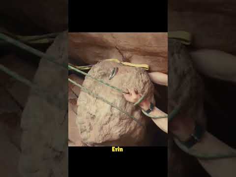 एरेन पत्थरों के बीच में फँस गया।