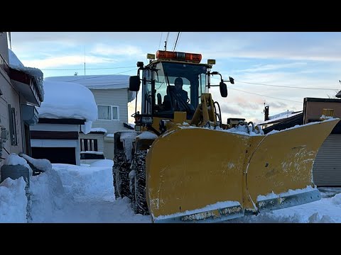 DINALA ANG HEAVY EQUIPMENT PARA MATANGGAL ANG SNOW SA GILID NG BAHAY.