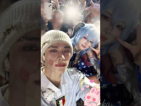 This lovely cosplayer is incredibly lucky to be able to take a photo with Hyunjin and Bangchan🩷#skz