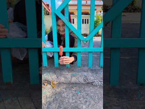 Cô bé cho bà cụ xú xích 😡😡😡#shorts #shortvideo