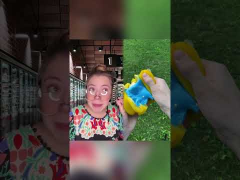 Mi mamá cuando se encuentra con una amiga en cualquier lugar😂Sus mamás también se quedan