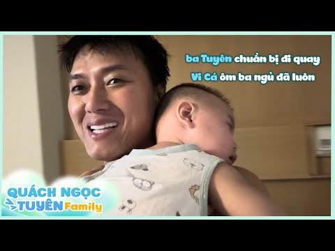 Sáng sớm ba Tuyên chuẩn bị đi quay, Vi Cá ôm ba ngủ đã luôn. Ba thương 2 chị em nhiều