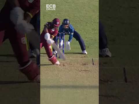 🤯 5-fer on DEBUT! | Linsey Smith wickets