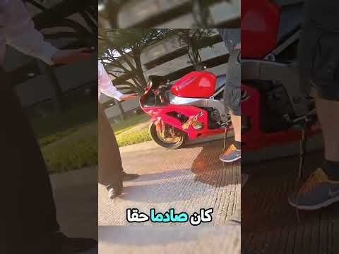 دراج يصطدم بسيارة متهورة أثناء تجربة دراجته الجديدة!