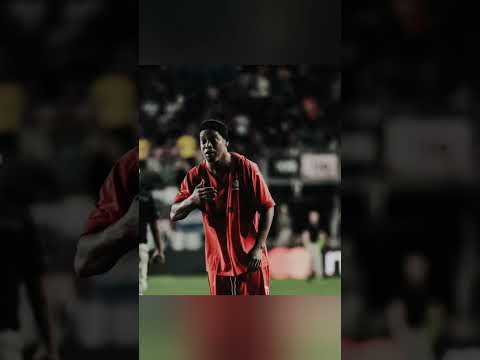 RONALDINHO É HOMENAGEADO POR ONDE PASSA
