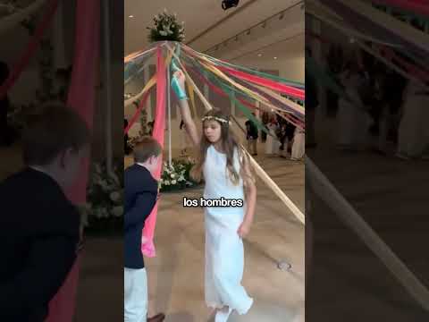 Niños Bailando en una Tradición Austríaca Única