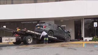 Vehículo se estrella contra una clínica en Yonkers