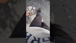 Passageira pesa ao subir na moto, motoca perde o equilíbrio e não consegue segurar o peso (Tante92)😅