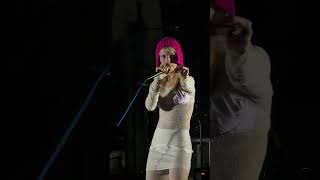 Hayley Williams saying “F*ck ICE, Free Palestine” at tonight's concert in New York