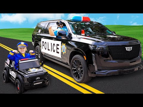 يركب كريس سيارة لعبة ويتعلم كيفية العمل كضابط شرطة