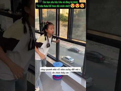 Các bạn trông em phải cẩn thận không để em chơi cạnh cửa sổ nhé!