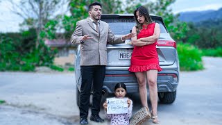 Lo engañaban, y esta pequeña niña hizo un plan, y descubrió que esa niña era su verdadera hija