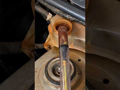 Todo mecânico faz isso para drenar água do reservatório do carro #carro #mecanico #diy #truques