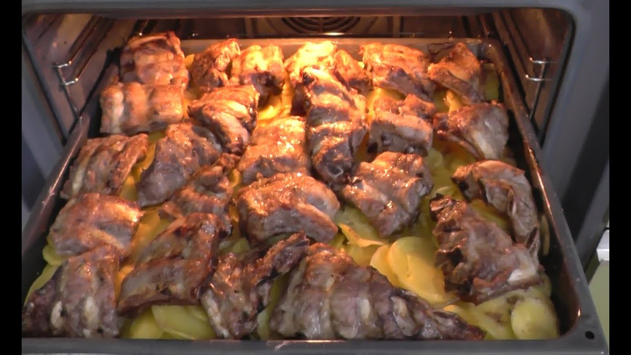 Свиные рёбрышки с картошкой в духовке
