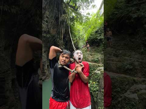 LOMPAT TARZAN BERDUA