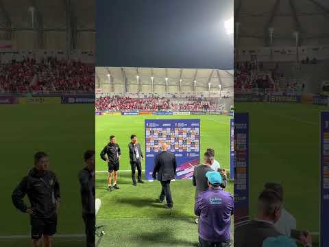 Shin Tae Yong arahkan suporter untuk hormati wawancara pemain Korea U23 yang sedang berlangsung