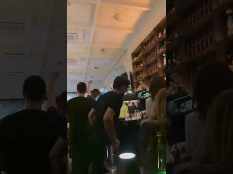 A večeras u jednom restoranu Nole sedi u uglu onako opušteno kad gosti krenuše da mu pevaju#nolefam