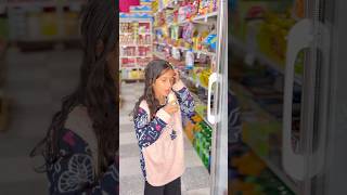 ‏طفلة تسرق حليب في البقالة وتطعم اختها الصغيرة😢لكن عندما رأهم مدير المتجر فعل مالم يكن متوقع😭؟