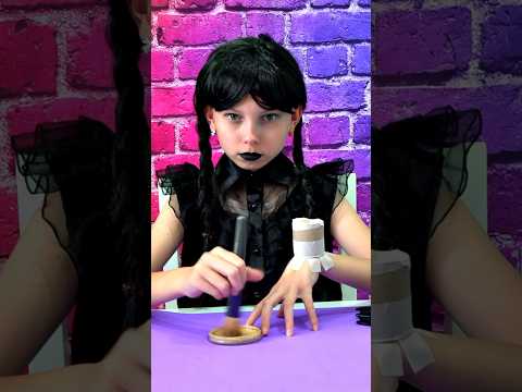 ¡Merlina Addams y La Cosa!  Hazlo Tú Mismo