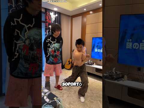 Batalla de músculos falsos para llamar su atención 💪😂 #shortvideo