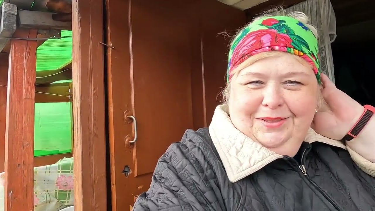 Уехали в питомник за деревцами. На даче готовится курочка в тандыре. Садим мелочь.