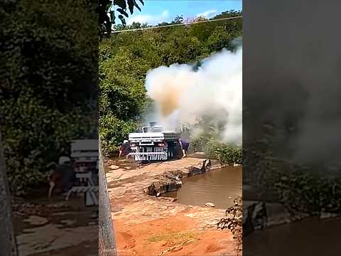 Caminhoneiro desesperado tenta salvar caminhão