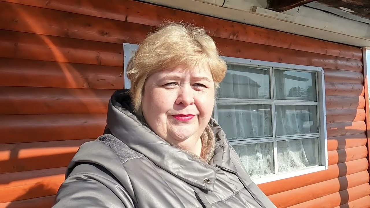Приехали на дачу подготовить место для наших растишек. Заехали в Светофор за удобрением.