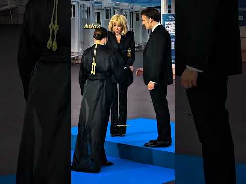 استقبل الرئيس الفرنسي إيمانويل ماكرون وزوجته بريجيت  الأميرة للا حسناء، بالقفطان المغربي.#المغرب