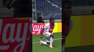Lassina Traoré frommelt 'm binnen! 🦸‍♂️ #ZiggoSport #UCL #UECL #AJAATA #LassinaTroare