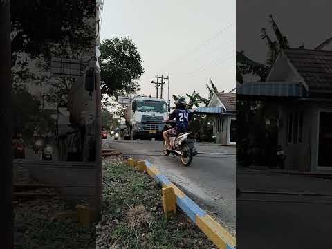 ada truk basuri #indomaret #alfamart #automobile