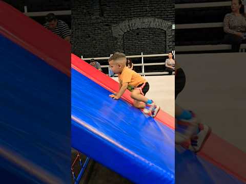 Mira lo que hace este niño de 3 años 🔥