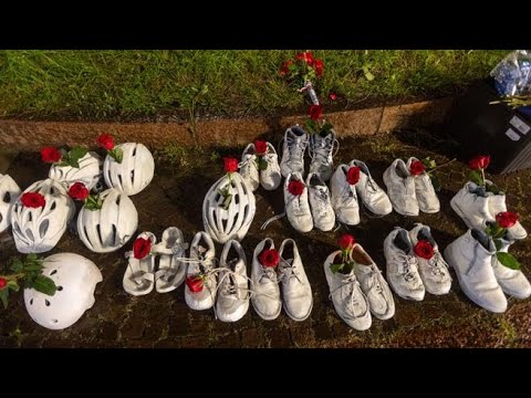 Milano, scarpe e caschetti bianchi per chiedere «Basta morti in strada»
