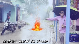 Sodium metal in water@MRINDIANHACKER || बस मरते मरते बचा ||This is really dangerous || don't try it
