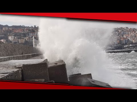 Zonguldak’ta Dev Dalgalar Liman Duvarına Ulaştı