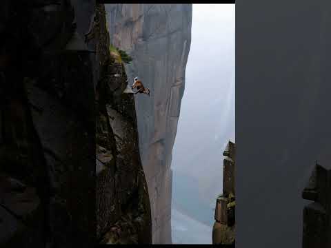 Nature’s Daredevil: Mountain Goat Leaps Across a Canyon with Perfect Precision 🐐/Peak Jumper