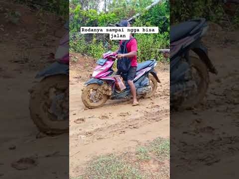 motor melewati jalan lumpur